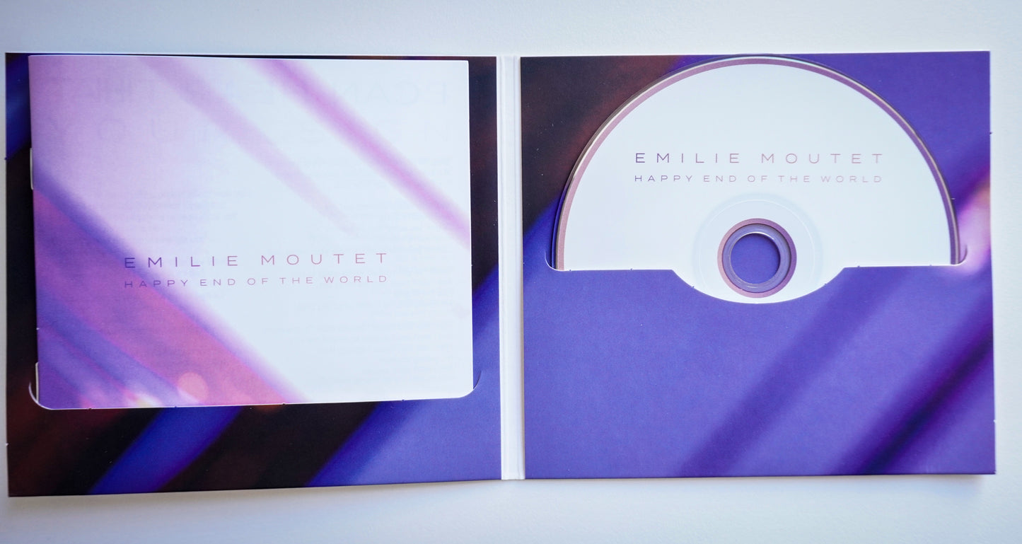 Inside the digifile : on the left is the white/pink striped booklet, on the right the white CD with a pink border. The inside of the digifile is blue/purple